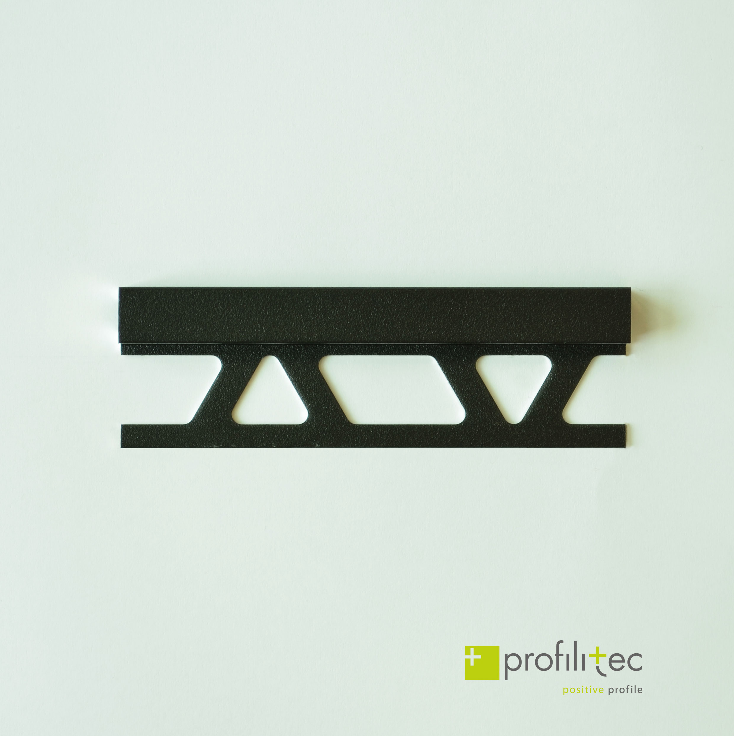 Bordure de tuile Murale Kerajolly Aluminium 3/8 Noir mat embossé 3/8" (10 mm) x 106-5/16"