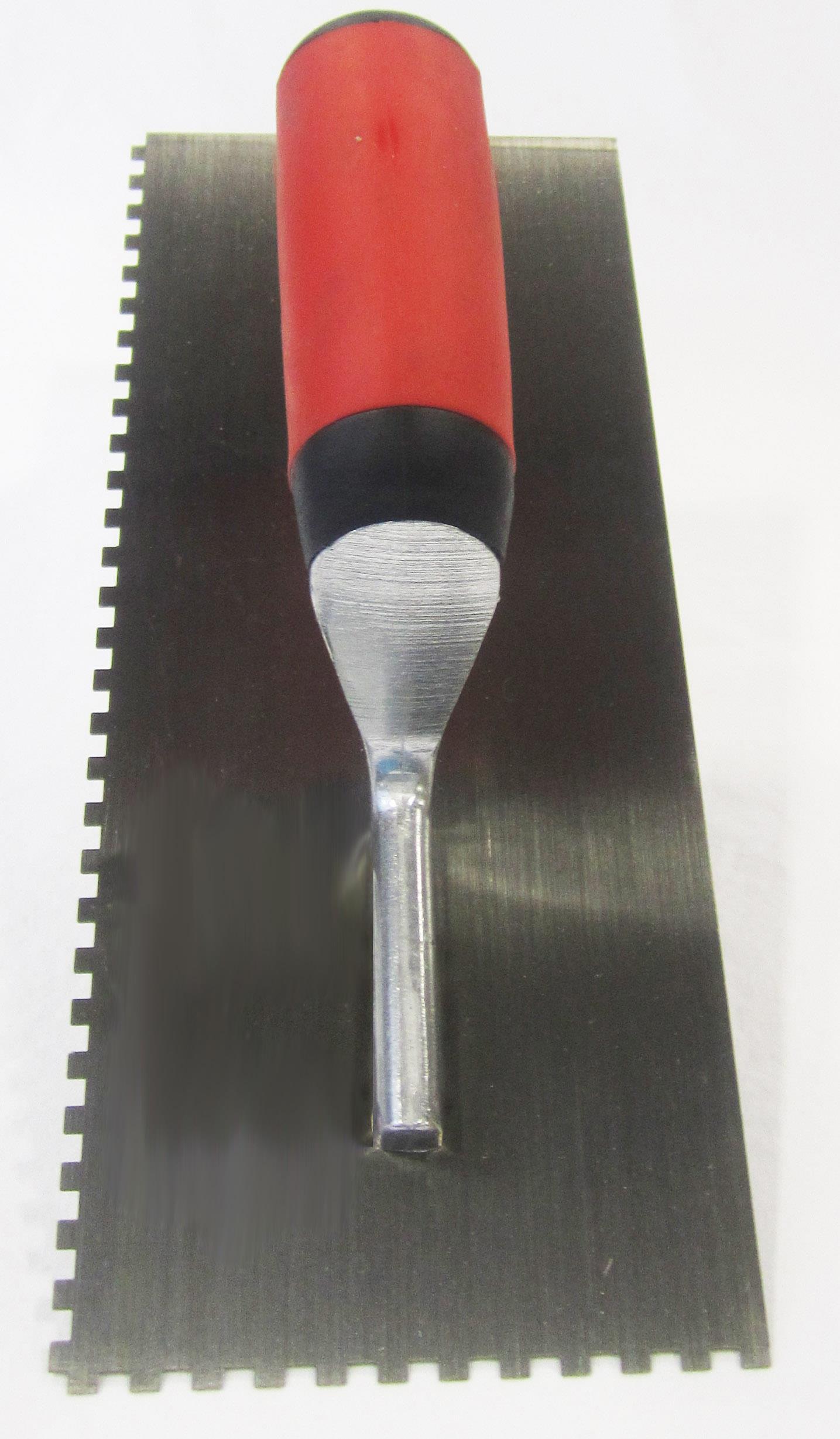 Truelle à dents carrées 4-1/2" x 11" en acier trempé 1/4" x 1/8" x 1/4" avec poignée souple courbée